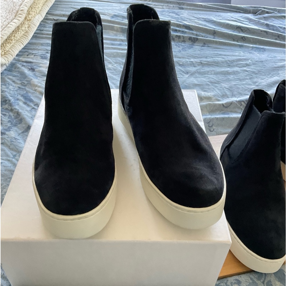 VINCE WARREN SLIP ON SUEDE WITH PLATFORM SOLE BOOT  color black final price